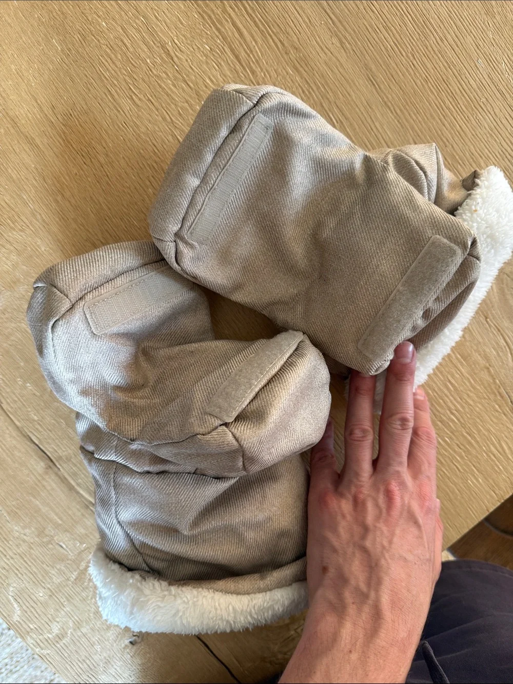 UPPAbaby Infant handmuffs in Oat with White Faux Fur Trim